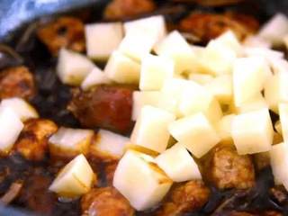 9、“八宝辣酱”味道辣鲜而略甜,十分入味,老少都爱!,下土豆丁翻炒片刻,再加入笋丁、豌豆、豆腐丁翻炒