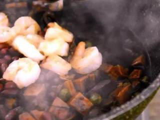 11、“八宝辣酱”味道辣鲜而略甜,十分入味,老少都爱!,加入花生、虾仁,炒匀