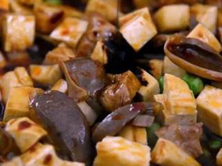 10、“八宝辣酱”味道辣鲜而略甜,十分入味,老少都爱!,淋入老抽调色,再加入清水,焖煮2分钟