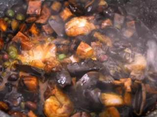 12、“八宝辣酱”味道辣鲜而略甜,十分入味,老少都爱!,勾一层薄芡,即可