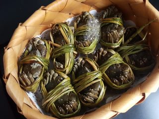2、清蒸大闸蟹,2.如果改天吃的话,放在可透气的草篮中,放入冰箱冷藏。（这是个临时保鲜的办法，还是要尽快使用哦）