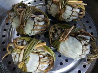 5、清蒸大闸蟹,5.全部的螃蟹洗干净后，放在蒸锅上，八脚朝天，开大火蒸之。