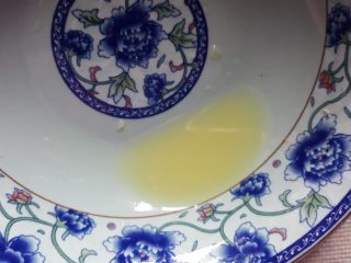 6、清蒸大闸蟹,6.螃蟹的同时，我们来做一个蘸汁，姜搓成姜末后取姜汁。（姜汁可去寒）