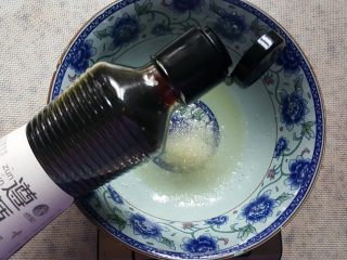 7、清蒸大闸蟹,7.加入五谷酱油，也可以用生抽代替。