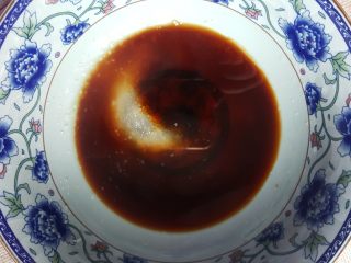 8、清蒸大闸蟹,8.加入适量的白糖，我喜欢稍微甜一些，可按照自己的口味来调配。