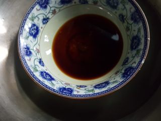 9、清蒸大闸蟹,9.将蘸料放在蒸锅中，隔水蒸至白砂糖融化。