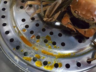 11、清蒸大闸蟹,11.蟹黄和蟹油流出来好多，螃蟹很肥美。