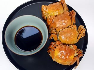 12、清蒸大闸蟹,12.将蘸料放在小碗中，旁边放螃蟹摆盘，就可以开吃啦。