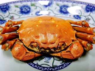 13、清蒸大闸蟹,13.另取一只盘，拿一只螃蟹放在盘中，我要把它吃掉。