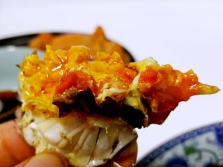17、清蒸大闸蟹,18.蘸上酱料，看满满的蟹黄和蟹油，我不拍照片了，我等不急要把它吃掉。