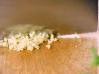 2、调出一碗万能料汁,让所有菜品都美味升级！,姜蒜切末、小米椒切圈备用