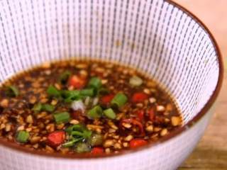 4、调出一碗万能料汁,让所有菜品都美味升级！,再加入小米椒、葱末