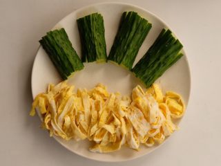 1、鳗鱼紫菜包饭,鸡蛋摊成饼，切丝，黄瓜切丝