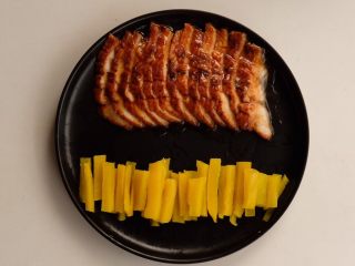 2、鳗鱼紫菜包饭,鳗鱼片（买来就是腌制好熟的） 大根切条