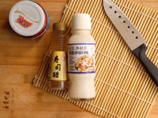 3、鳗鱼紫菜包饭,寿司醋用来拌米饭，沙拉酱最后用得其实是千岛和鱼籽酱