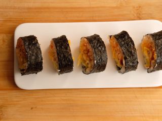 5、鳗鱼紫菜包饭,刀要快，不然切不齐，初学者可以切得厚一些，太薄卷得不紧得话很容易漏