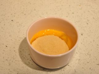 6、浓情巧克力无比派,另一半的砂糖加到打散的全蛋中。