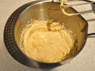 11、浓情巧克力无比派,混合好的黄油呈光滑细腻状。