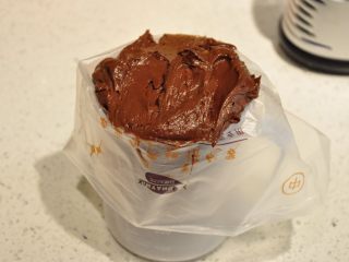 22、浓情巧克力无比派,混合好面糊装入裱花袋中。