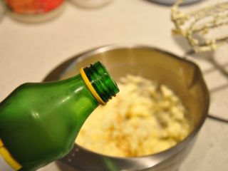 32、浓情巧克力无比派,再加入适量的柠檬汁混合均匀。