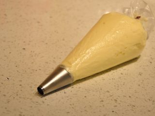 33、浓情巧克力无比派,奶酪馅装入裱花袋中。