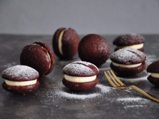 37、浓情巧克力无比派,食用前在表面撒上一层糖粉即可。