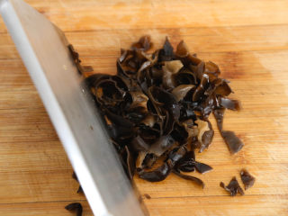 5、鱼香肝尖,黑木耳用水提前泡发，去除沙囊，切碎备用。