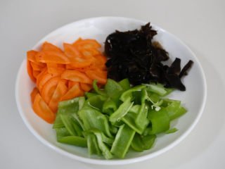 6、鱼香肝尖,配菜准备完毕。