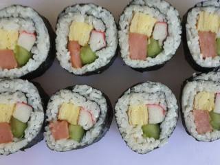 6、紫菜卷寿司,6将紫菜卷等份切开！美味紫菜卷就完成！