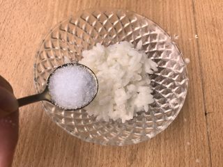 2、金菊西米寿司,趁热在寿司米和西米中放入1调料勺的糖。30g寿司米配1勺是刚好的,1勺糖,2份寿司的饭量。