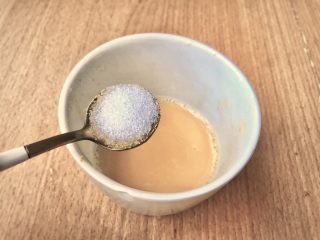 7、金菊西米寿司,加入1调料勺的白砂糖,搅拌均匀。