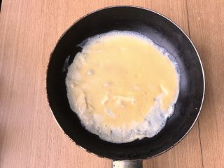 9、金菊西米寿司,大火,热锅凉油下鸡蛋。要看到锅里冒烟,这一下下去边缘就会凝固。关火用余热使蛋皮定型。