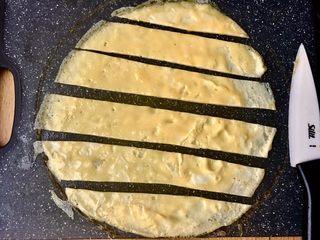 11、金菊西米寿司,将蛋皮切成等宽6份。太长会在寿司饭上立不起来;太短达不到金菊的效果。