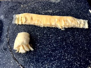 13、金菊西米寿司,将边缘两张一起卷起,先试验一下。卷好后,放置在一旁,然蛋皮再相互凝固一些。