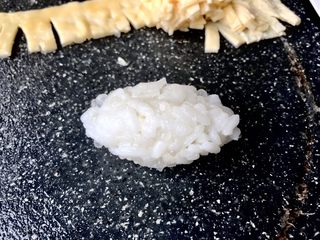 14、金菊西米寿司,这时处理放凉的寿司米。按照捏寿司的手法捏成橄榄球状。
