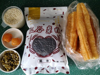 1、双糯米蒸饭包油条,备好食材、咸鸭蛋黄提前蒸熟备用