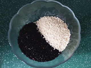 2、双糯米蒸饭包油条,将糯米、黑米倒入大碗中