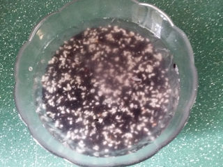 3、双糯米蒸饭包油条,加适量清水浸泡2小时左右后淘洗干净