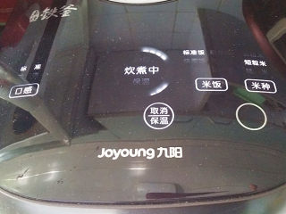 5、双糯米蒸饭包油条,插上电源、启动煮饭键