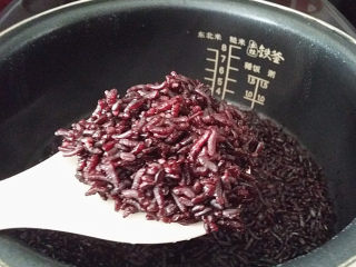 6、双糯米蒸饭包油条,打开饭煲：香气扑面而来、煮好的黑糯米饭又香又粘、粒粒分明更透亮