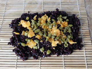 8、双糯米蒸饭包油条,再放些蛋黄碎和酸豆角