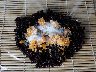 11、双糯米蒸饭包油条,也可以做咸甜口：放入蛋黄碎和白砂糖