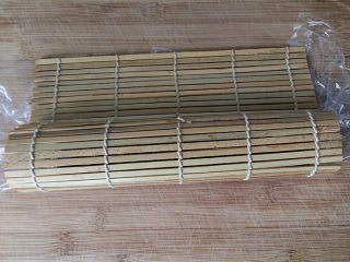 10、双糯米蒸饭包油条,借助寿司帘卷成卷，再捏紧实些