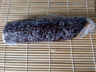 13、双糯米蒸饭包油条,借助寿司帘卷成好既可