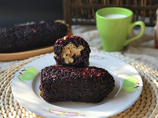 14、双糯米蒸饭包油条,好吃的蒸饭包油条就做好了，再配杯豆浆或是牛奶，不要太好吃了