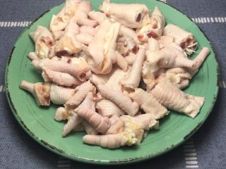 2、麻辣凤爪,洗净 去掉指甲 剁成小节（剁成小节方便吃）