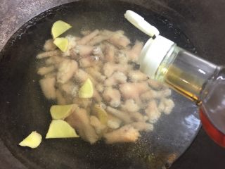 3、麻辣凤爪,把鸡爪先煮一下：水开放鸡爪 加入适量姜片  适量的盐 倒入适量料酒