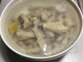 5、麻辣凤爪,捞出 用清水清洗 干净 控干水分备用