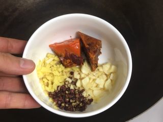 6、麻辣凤爪,热锅下油 先放入火锅底料 炒化后放入 姜蒜 花椒 炒香