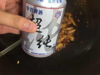 8、麻辣凤爪,加入半厅啤酒 中火  加盖焖煮3分钟左右后 大火收汁